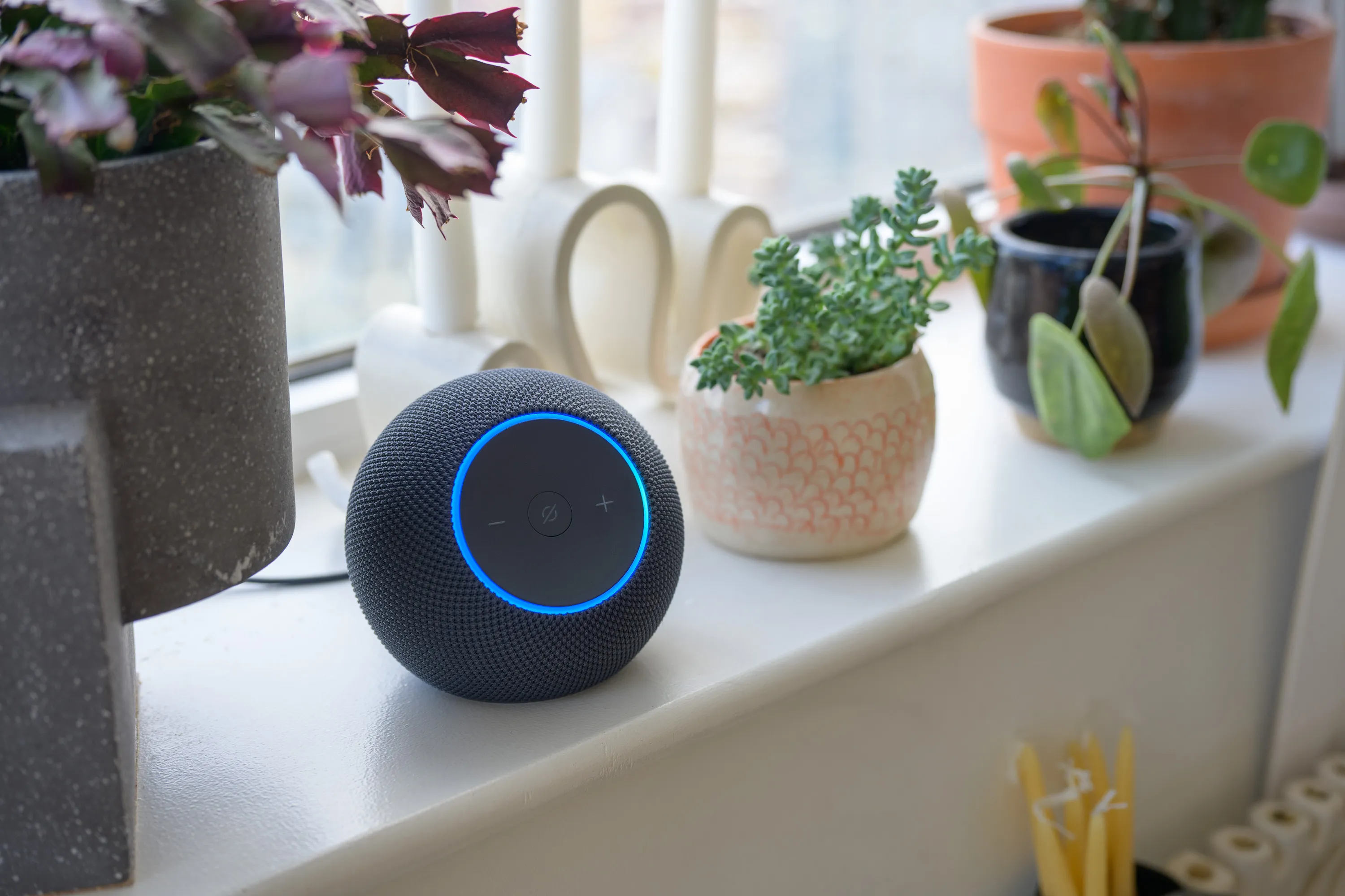 Echo Dot Max em ambiente doméstico moderno conectado à Alexa